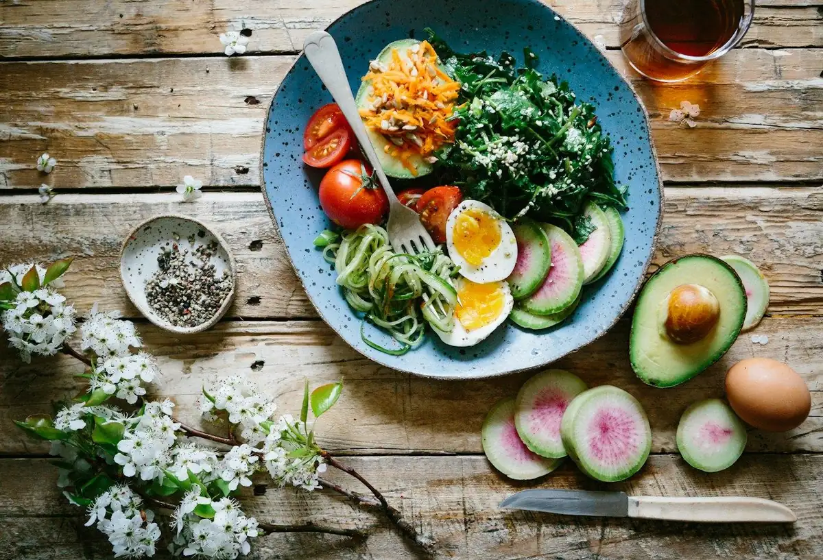 Prato com ovo, abacate, legumes e sementes