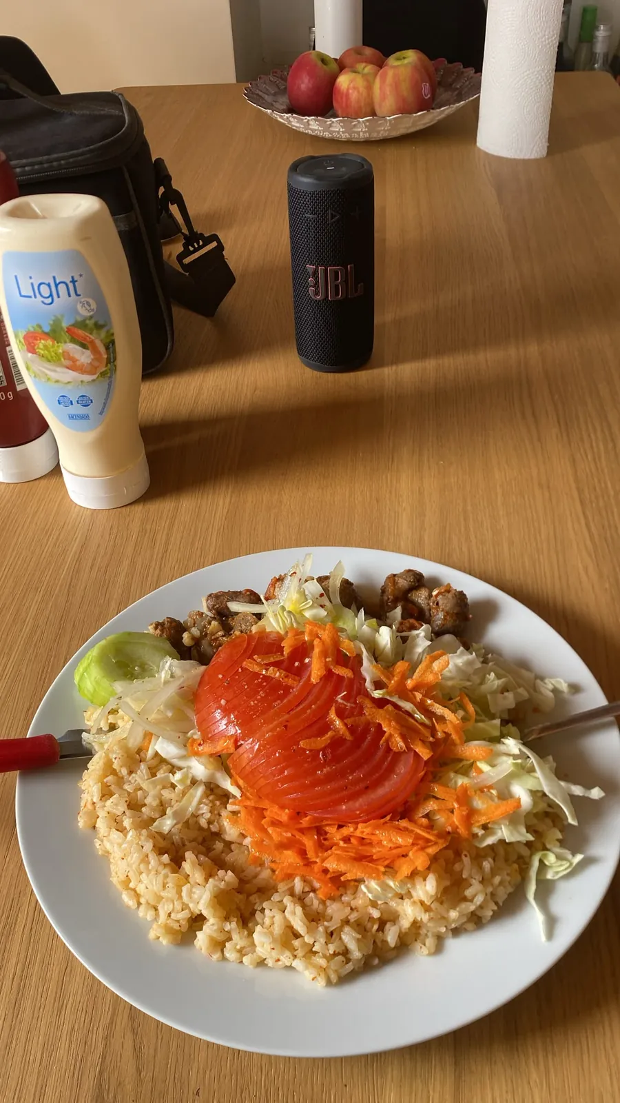 Prato de arroz com tomate, cenoura ralada, couve e carne