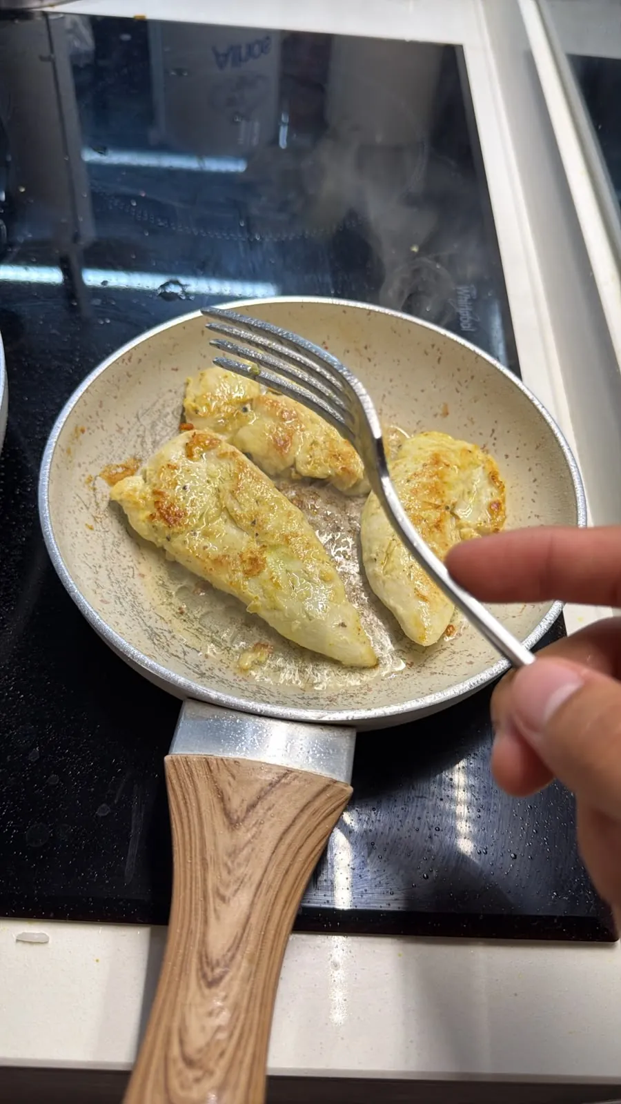 Peitos de frango a dourar na frigideira