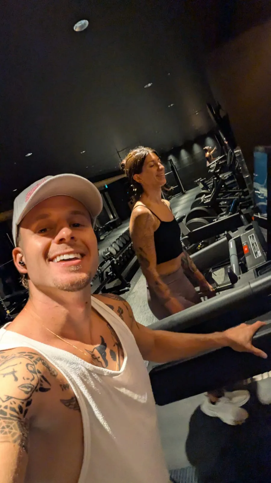 Dois sócios a sorrir numa selfie a meio do treino